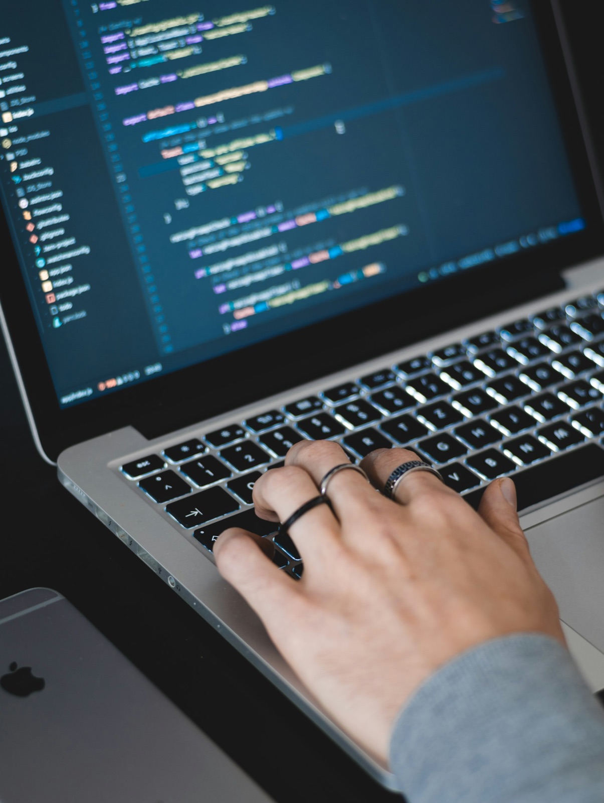 Kod strony internetowej wyświetlony na laptopie