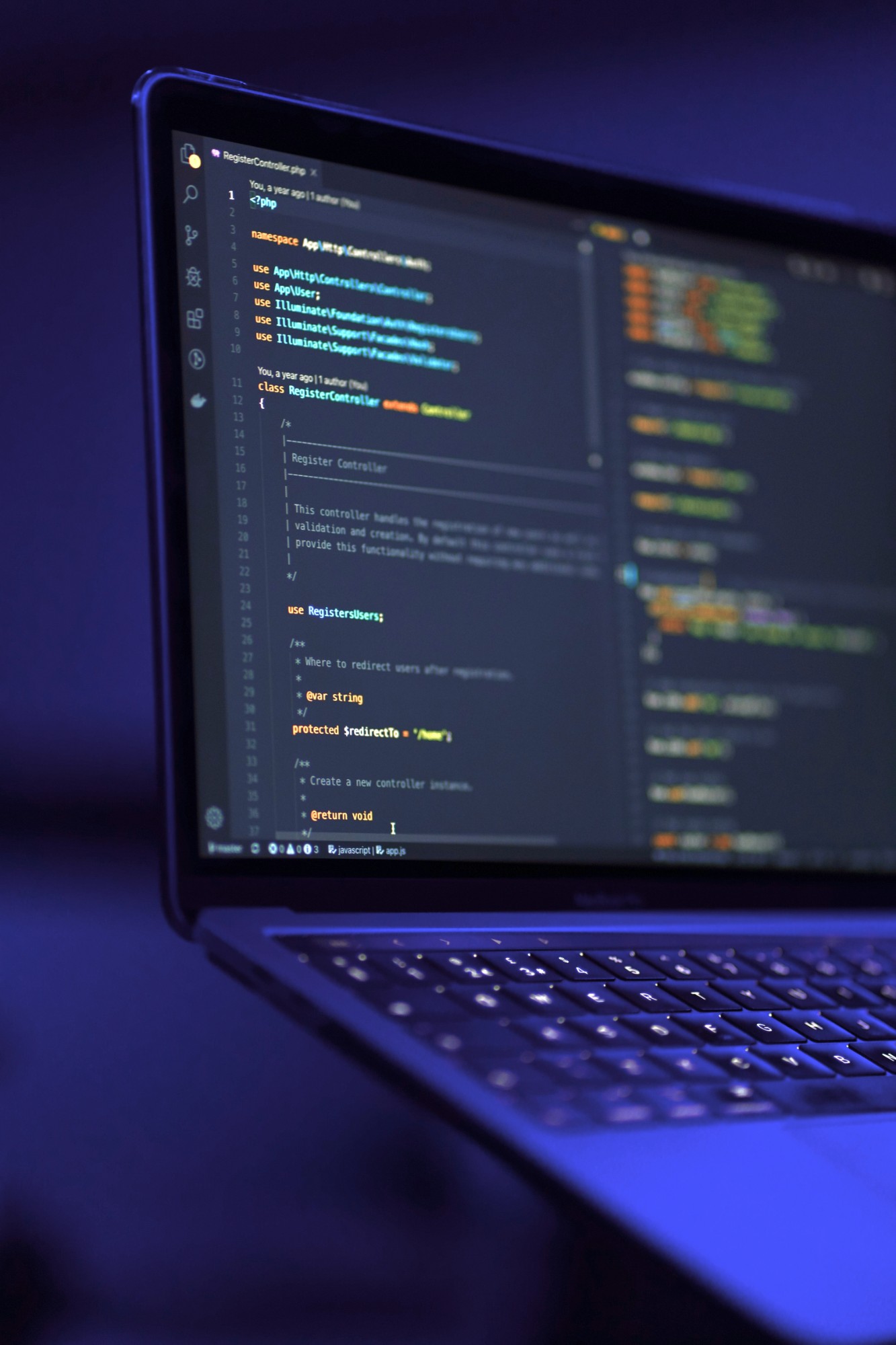 Kod strony internetowej wyświetlony na laptopie